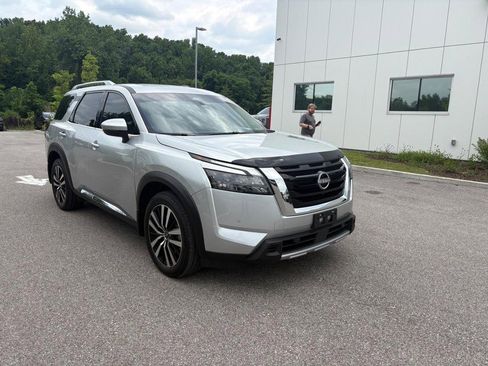 Used 2025 Nissan Pathfinder Platinum w/ Cargo Package AWD/4WD image 4