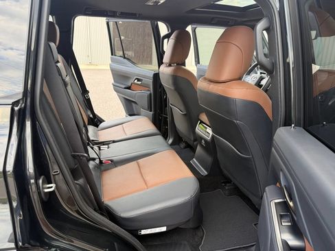 Used 2025 Lexus GX 550 w/ Cold Area Package AWD/4WD image 37