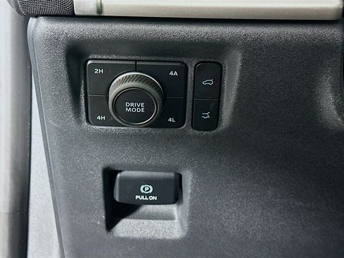 Used 2025 Ford Expedition Active AWD/4WD image 17