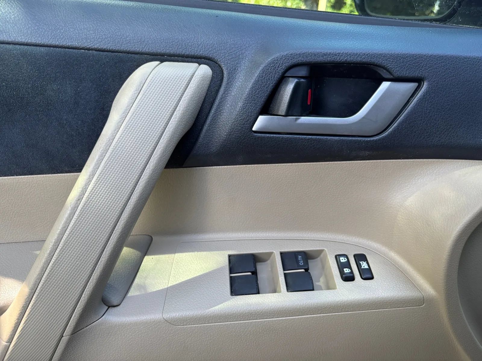 Used 2012 Toyota Highlander FWD w/ Tech Pkg image 17