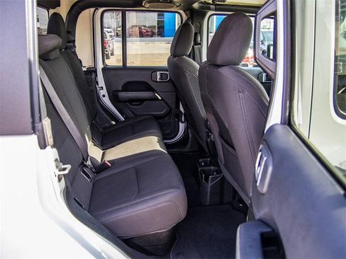 Used 2023 Jeep Gladiator Overland image 18