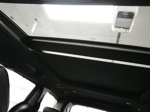 Used 2025 Chrysler Pacifica Limited FWD image 21