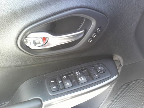 Used 2019 Jeep Cherokee Limited image 16