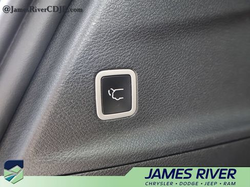 Used 2023 Chrysler Pacifica Pinnacle FWD image 16