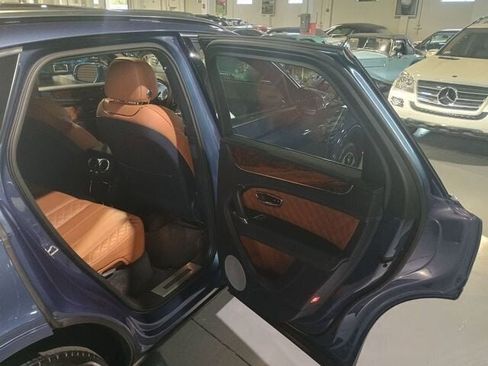 Used 2017 Bentley Bentayga image 9