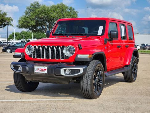 Used 2025 Jeep Wrangler Sahara image 2