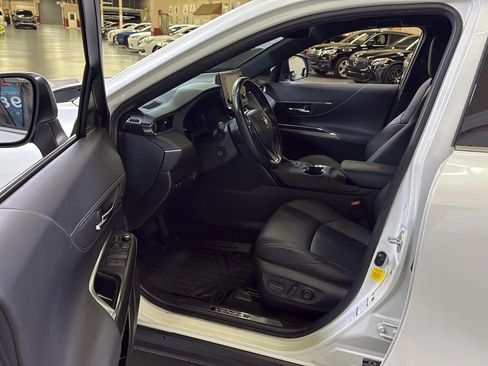 Used 2022 Toyota Venza XLE image 11