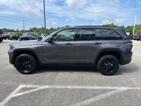 Used 2024 Jeep Grand Cherokee Altitude RWD image 4