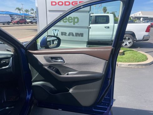 Used 2023 Nissan Rogue SV image 22