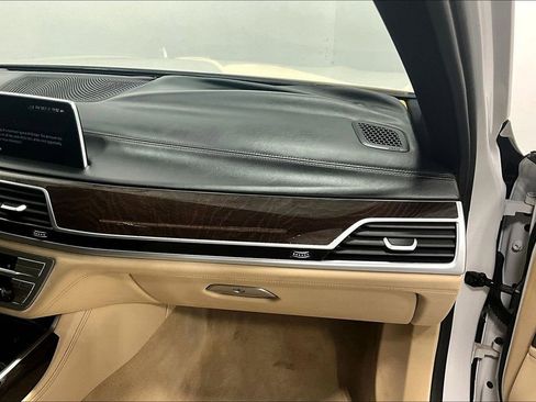 Used 2019 BMW 750i xDrive w/ Executive Package image 19