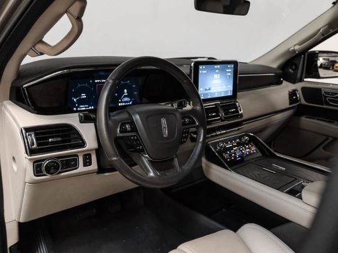 Used 2020 Lincoln Navigator 2WD image 3