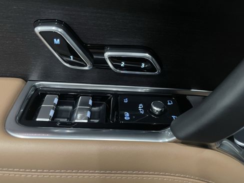 Used 2025 Land Rover Range Rover Autobiography AWD/4WD image 11