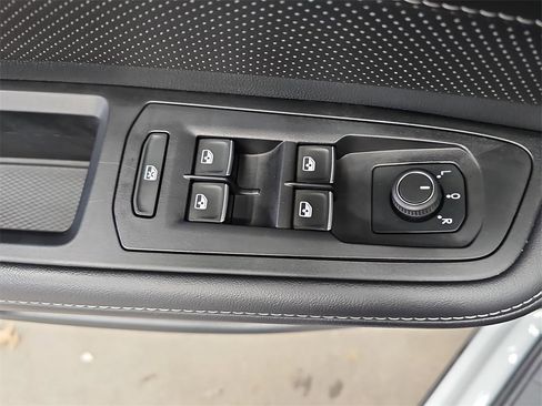 Used 2025 Volkswagen Atlas SE image 28