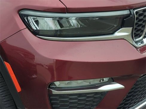 Used 2024 Jeep Grand Cherokee Limited image 5