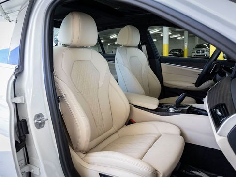 Certified 2023 BMW 530e w/ Premium Package image 31