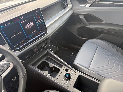 New 2026 Volkswagen Tiguan SE R-Line AWD/4WD image 16