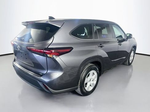 Used 2025 Toyota Highlander LE FWD image 8