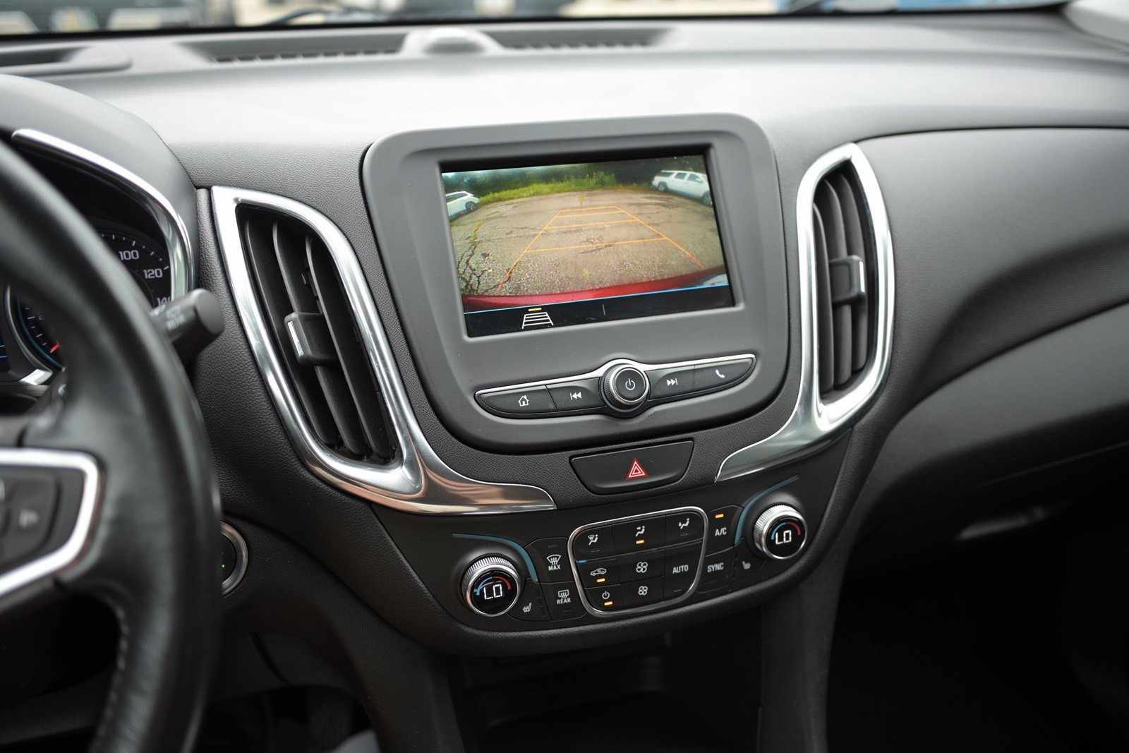 Used 2019 Chevrolet Equinox LT w/ Driver Convenience Package FWD image 3