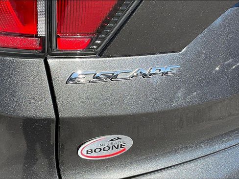 Used 2017 Ford Escape Titanium image 9