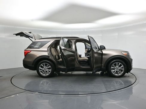 Certified 2021 Ford Explorer XLT w/ Equipment Group 202A RWD image 4