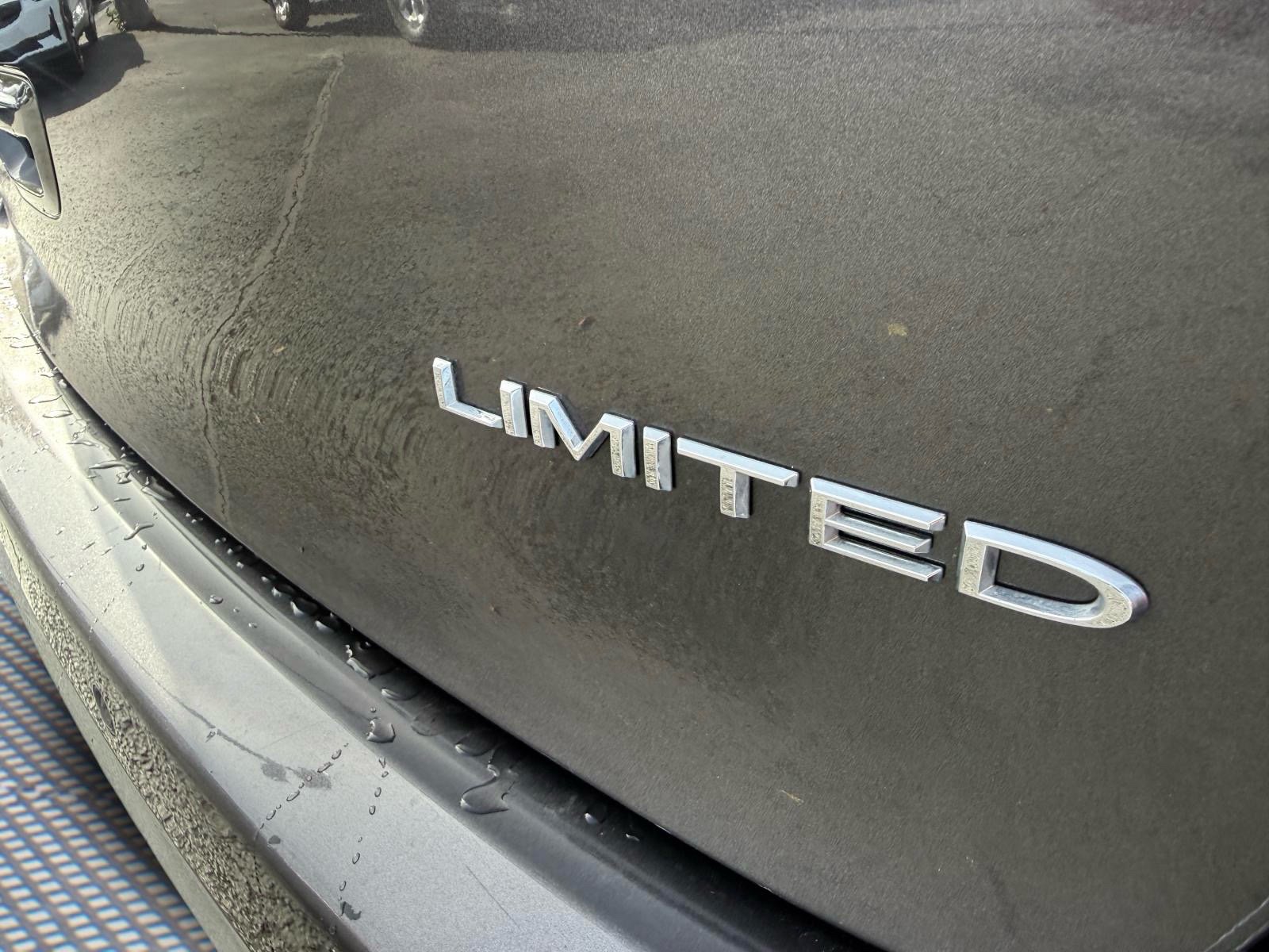 Used 2023 Chrysler Pacifica Limited FWD image 7