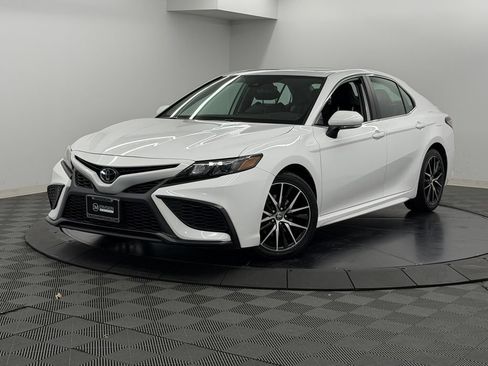 Used 2023 Toyota Camry SE w/ Convenience Package FWD image 3
