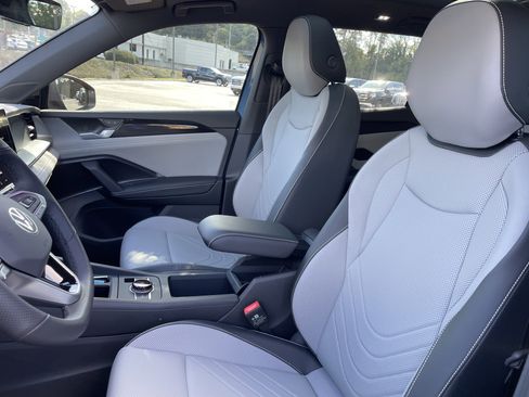 New 2026 Volkswagen Tiguan SE R-Line FWD image 15