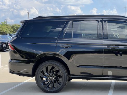 New 2025 Lincoln Navigator Reserve w/ Jet Appearance Package image 11