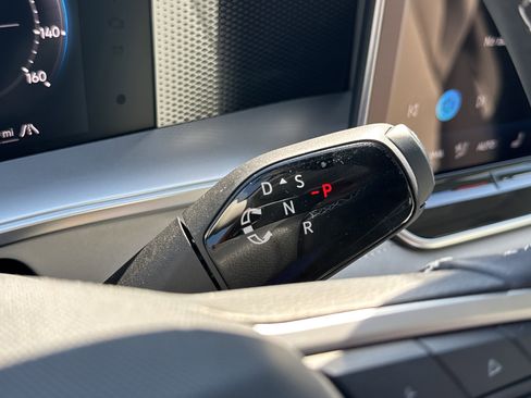 New 2025 Volkswagen Tiguan SE image 17