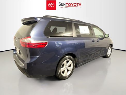Used 2020 Toyota Sienna LE FWD image 2