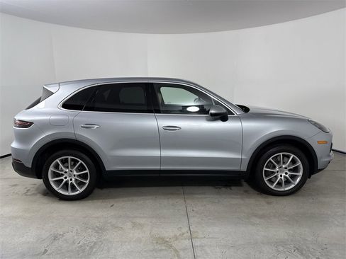Certified 2023 Porsche Cayenne Platinum Edition image 8