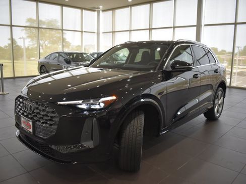 Used 2025 Audi Q5 Premium Plus w/ Premium Plus AWD/4WD image 3