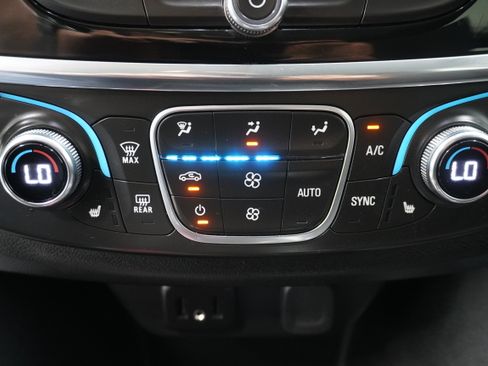 Used 2020 Chevrolet Traverse LT FWD image 22