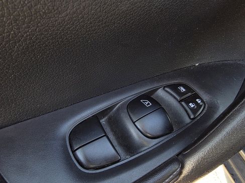 Used 2018 Nissan Rogue SL w/ Premium Package image 12