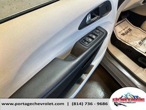 Used 2023 Chrysler Pacifica Touring-L image 13
