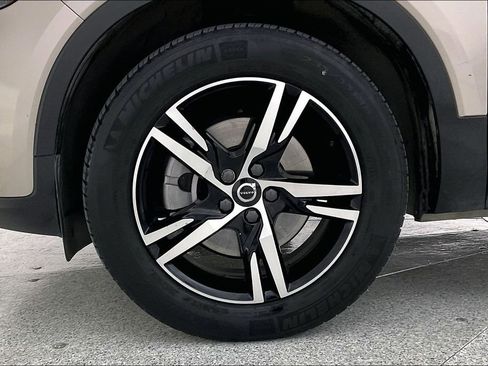 Used 2023 Volvo XC40 B4 Plus image 12