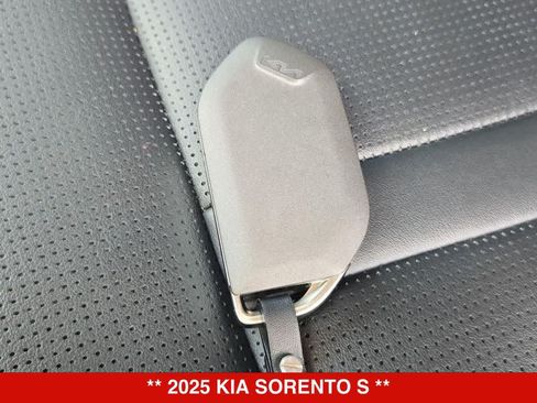 Used 2025 Kia Sorento S FWD image 33