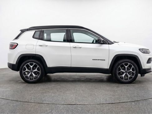 Used 2025 Jeep Compass Limited AWD/4WD image 11