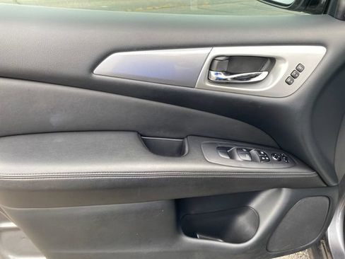 Used 2019 Nissan Pathfinder SL FWD image 17