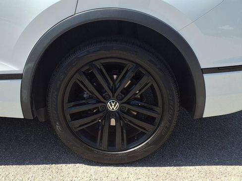 Certified 2022 Volkswagen Tiguan SE R-Line FWD image 4