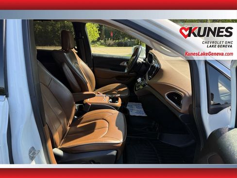 Used 2018 Chrysler Pacifica Limited w/ Advanced Safetytec Group FWD image 39