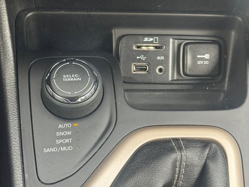 Used 2017 Jeep Cherokee Latitude w/ Safety/Convenience Group image 17