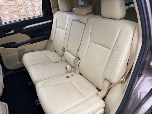 Used 2017 Toyota Highlander XLE image 21