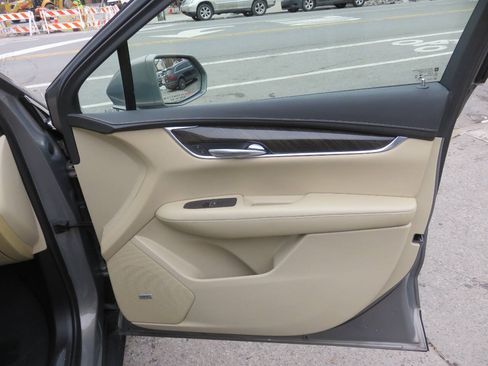 Used 2019 Cadillac XT5 AWD image 30
