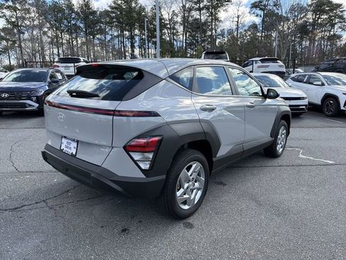 Certified 2025 Hyundai Kona SE image 7