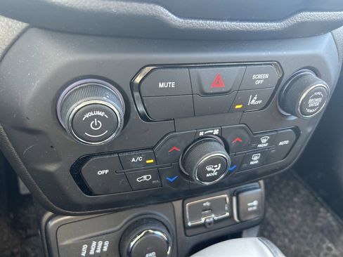 Used 2023 Jeep Renegade Latitude image 10