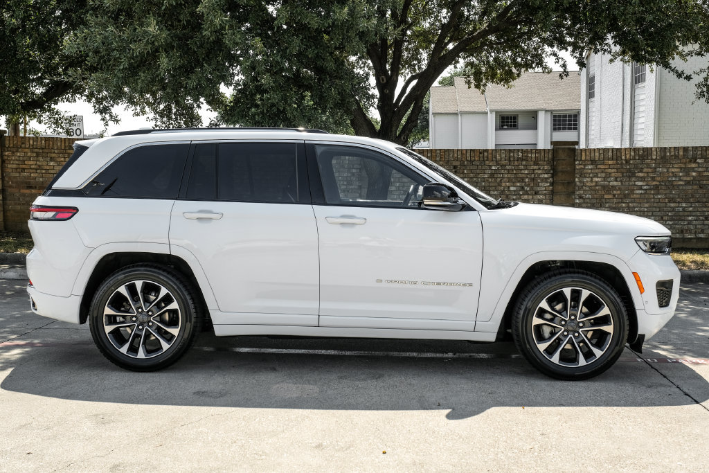 Used 2022 Jeep Grand Cherokee Overland w/ Luxury Tech Group IV AWD/4WD image 15