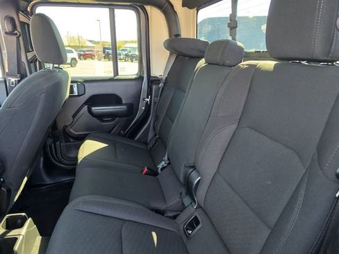 Used 2023 Jeep Gladiator Sport AWD/4WD image 9