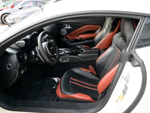 Used 2020 Aston Martin V8 Vantage Coupe image 17