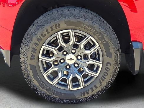Used 2025 Chevrolet Colorado Z71 w/ Technology Package AWD/4WD image 9